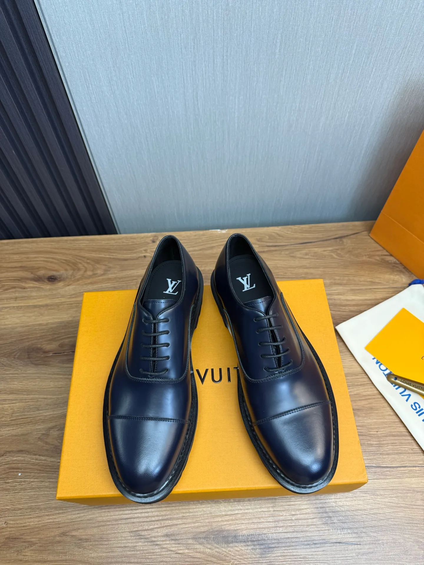 Men's shoes 💰900💰 LV. Men's casual lace-up leather shoes, the latest hot style 🔥 1:1 original purchase quality, top quality goods ⬆️The upper is imported open-edge beaded cowhide, cowhide, and cow suede. The hand-made three-dimensional stitching highlights the round toe design. The inner foot pads are all imported cowhide, with the original wear-resistant foam outsole, matching code 39-44, (38, 45 custom-made, non-refundable)